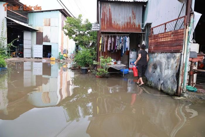 Điều khiến người dân mệt mỏi nhất là việc dọn dẹp gần như trở nên vô nghĩa. Nước chưa kịp rút thì những trận mưa mới lại xuất hiện, hoặc phương tiện đi qua tiếp tục đẩy nước vào nhà.
