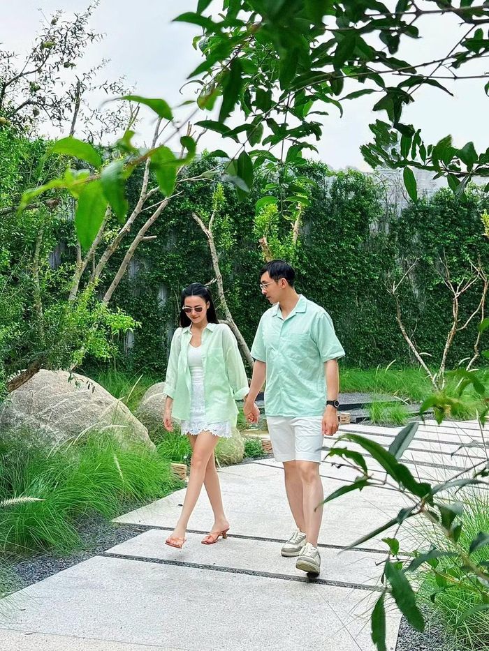 Theo Znews, cuối tháng 6/2025, nhân kỷ niệm một năm ngày cưới, Midu và Minh Đạt tổ chức tiệc thân mật bên bờ biển Vũng Tàu. Minh Đạt tặng vợ hai chiếc túi Hermès Birkin màu xanh và trắng, được lựa chọn để phù hợp với không gian buổi tiệc.