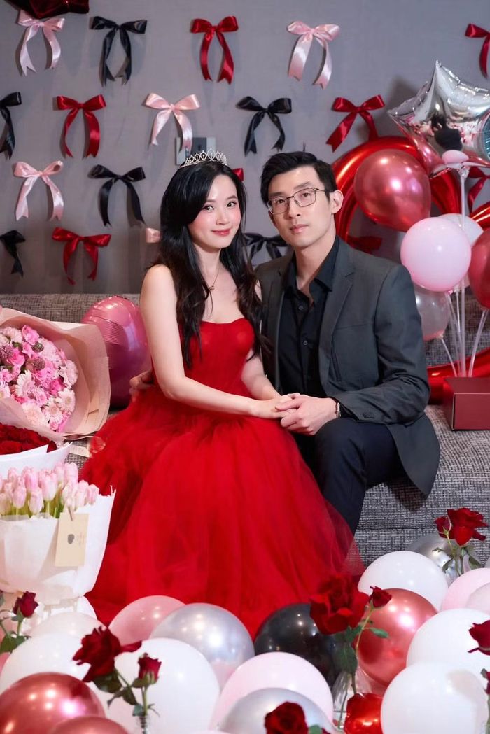 Midu cùng Minh Đạt tạo dáng trước khu vực phủ bóng bay và hoa tươi. Đây là một trong những dịp cặp đôi chia sẻ hình ảnh bên nhau sau khi kết hôn.