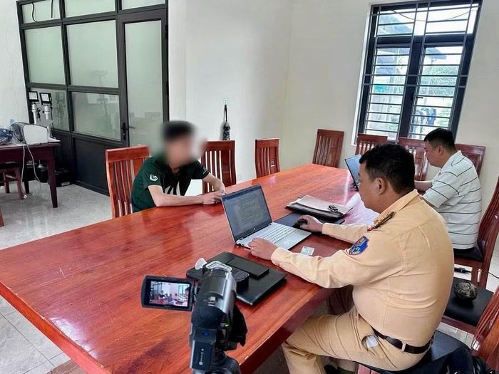 Lực lượng chức năng làm việc với đối tượng.