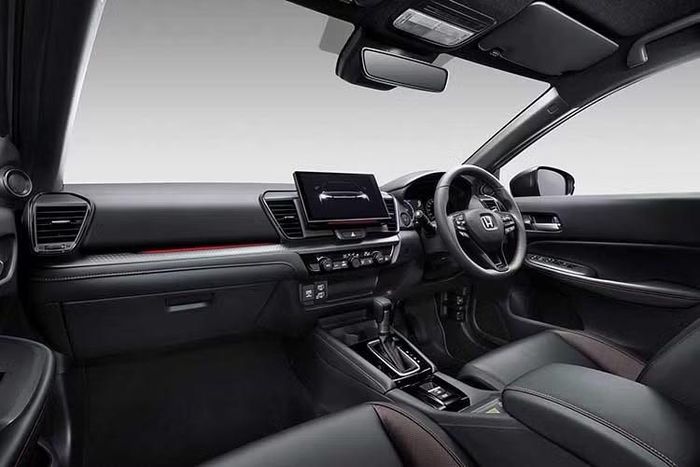 Bên trong cabin, Honda City 2026 được bổ sung gương chiếu hậu chống chói tự động, màn hình cảm ứng trung tâm dạng nổi kích thước 10 inch.