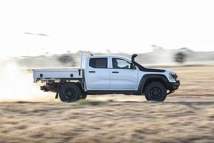 Khối lượng toàn bộ xe (GVM) đạt tối đa 4.500 kg, cao hơn đáng kể so với mức 3.200-3.300 kg của Ranger thông thường. Khả năng kéo tối đa cũng tăng lên 4.500 kg, trong khi khối lượng kết hợp xe và rơ-moóc (GCM) đạt tối đa 8.000 kg.Xe có khoảng sáng gầm khoảng 296-299 mm tùy thông tin công bố và khả năng lội nước tối đa 850 mm.