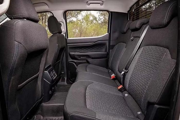 Khoang cabin của phiên bản Single Cab Chassis được trang bị ghế bọc vải, ghế trước chỉnh cơ 4 hướng, cần số điện tử e-Shifter, phanh tay điện tử tích hợp Auto Brake Hold và điều hòa tự động hai vùng.Hệ thống giải trí gồm bảng đồng hồ kỹ thuật số 8 inch và màn hình trung tâm cảm ứng 12 inch, hỗ trợ SYNC 4, Apple CarPlay và Android Auto không dây.
