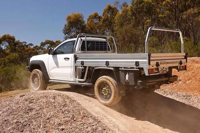 Ford trang bị cho Ranger SUPER DUTY Single Cab Chassis tới 7 chế độ lái gồm Normal, ECO, Tow-Haul, Slippery, Mud-Ruts, Sand và Rock Crawl, hướng đến khả năng vận hành trong nhiều điều kiện địa hình và tải trọng khác nhau.