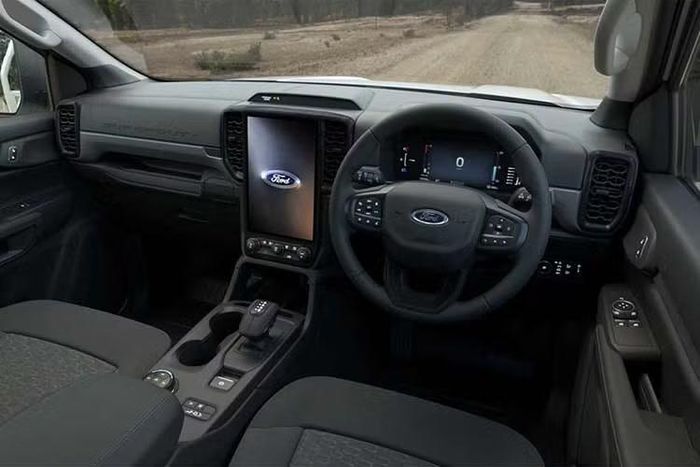 Điểm đáng chú ý của Ranger SUPER DUTY nằm ở hệ thống khung gầm được phát triển riêng, không sử dụng chung với Ranger tiêu chuẩn. Khung chassis mới có kích thước lớn hơn, dày hơn và nặng hơn khoảng 70-80 kg. Xe sử dụng hệ thống treo trước độc lập Double Wishbone với lò xo cuộn và thanh cân bằng, trong khi phía sau là hệ thống nhíp 4 lá được thiết kế dài và dày hơn.