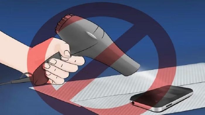 Không nên dùng nhiệt độ cao để làm khô smartphone vì có thể gây thêm hư hỏng cho linh kiện.