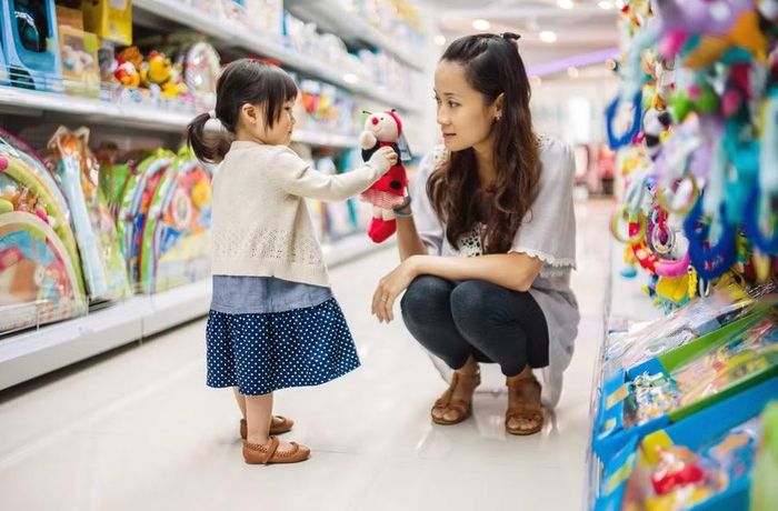 Cha mẹ luôn mong dành cho con những điều tốt nhất, nhưng tuổi thơ đủ đầy vẫn cần những trải nghiệm để trẻ học cách thích nghi.