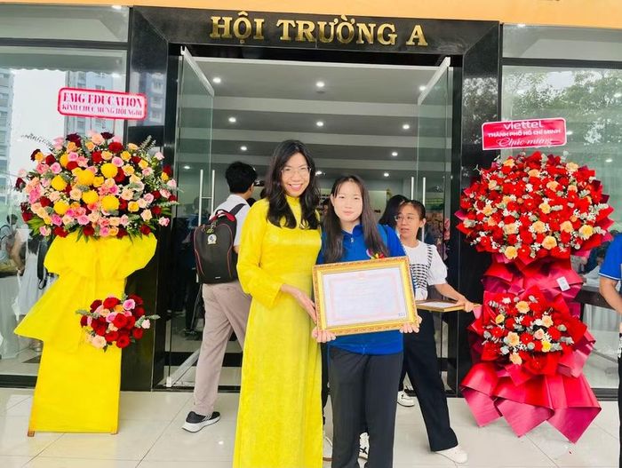 Cô trò Trường THPT Lê Quý Đôn, TPHCM trong buổi lễ tuyên dương học sinh xuất sắc của TPHCM. Ảnh: P.N