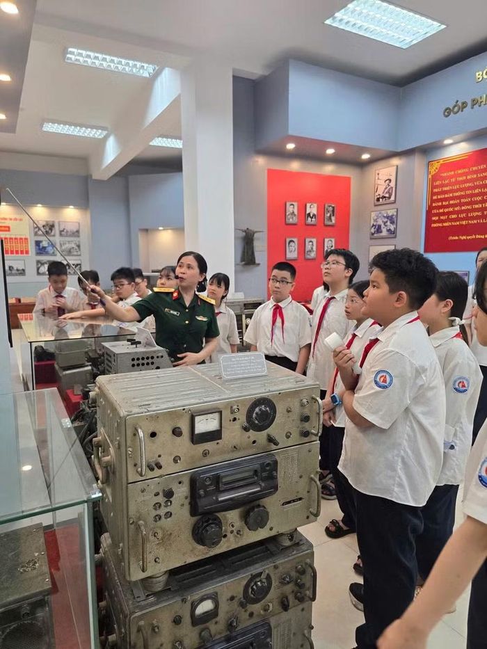 Các em học sinh Trường THCS Cát Linh học tập trải nghiệm tại bảo tàng.