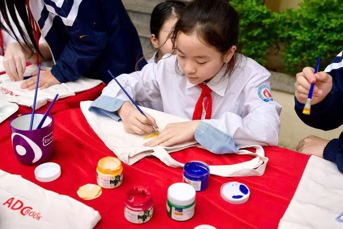 Học sinh tham gia hoạt động trải nghiệm tại trường.