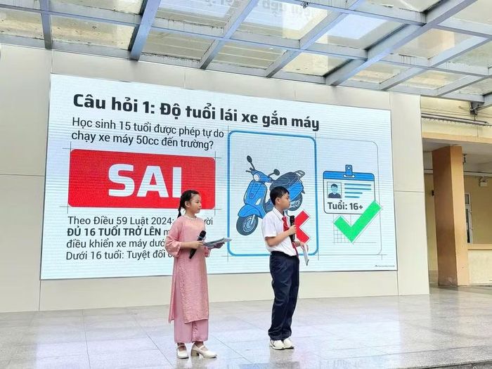 Học sinh tham gia tuyên truyền pháp luật về An toàn giao thông.