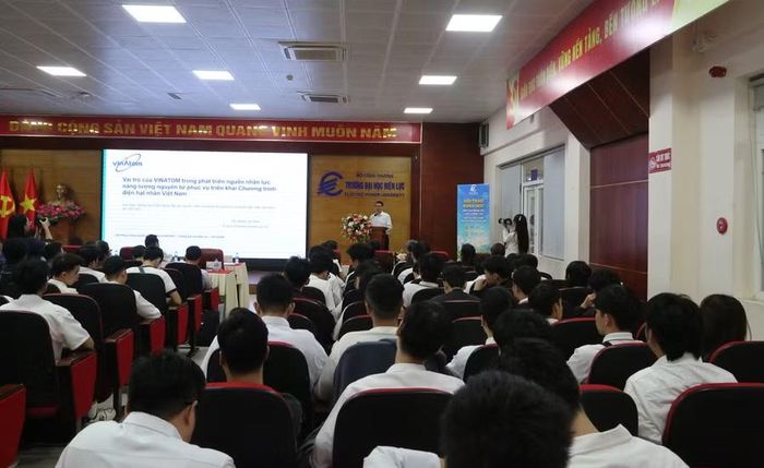 Đại diện chuyên gia, nhà khoa học chia sẻ tại hội thảo.