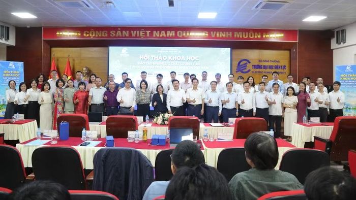 Đại diện chuyên gia, nhà khoa học và lãnh đạo Trường Đại học Điện lực tại hội thảo.