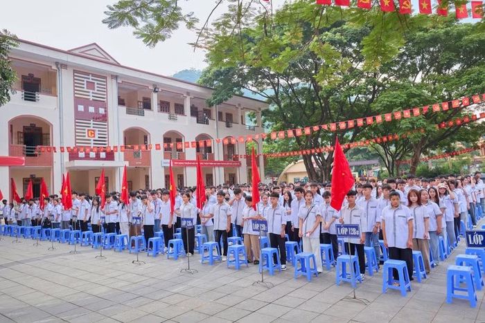 Học sinh Trường THPT Mai Sơn trong giờ chào cờ.
