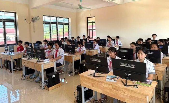 Học sinh dân tộc thiểu số được tiếp cận công nghệ.