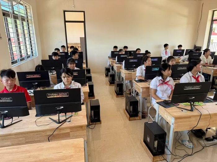 Trường Phổ thông nội trú Tiểu học và THCS Yên Khương có 2 phòng máy tính phục vụ học sinh học tập.
