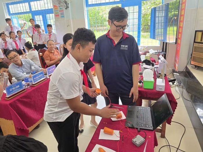 Học sinh vùng khó khăn được trải nghiệm chương trình.