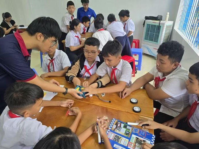 Học sinh tìm hiểu về Robotics.