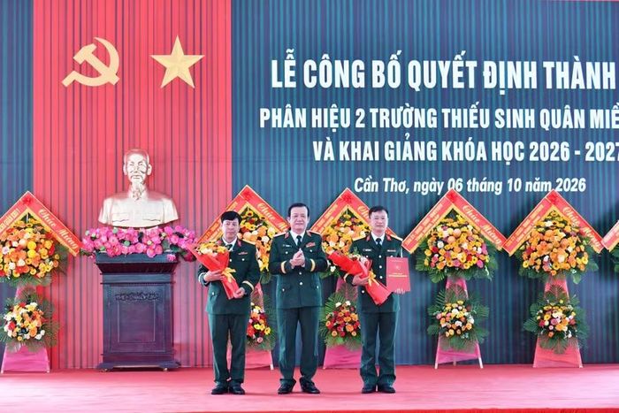 Trung tướng Hồ Văn Thái, Chính ủy Quân khu 9, trao Quyết định thành lập Đảng bộ Phân hiệu 2.