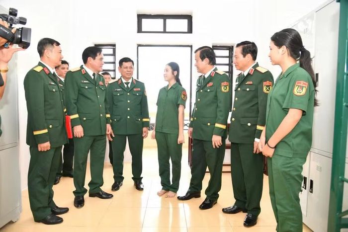 Thủ trưởng Bộ Tư lệnh Quân khu, động viên học sinh.