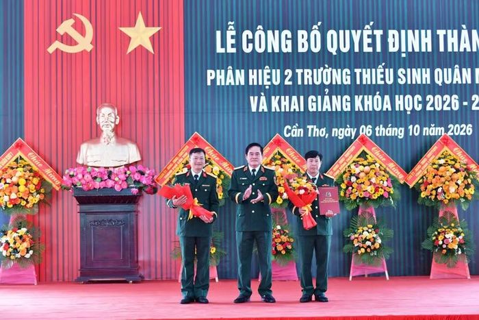 Trung tướng Nguyễn Xuân Dắt, Tư lệnh Quân khu 9, trao Quyết định thành lập Phân hiệu 2 Trường Thiếu sinh quân miền Nam.