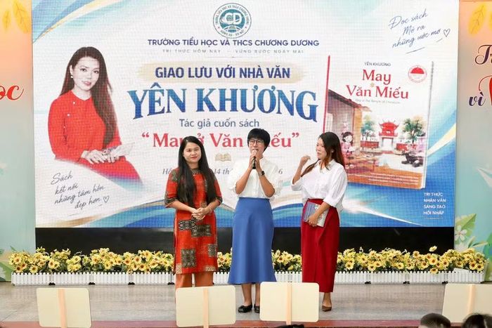 Bà Nguyễn Thị Vân Hồng (giữa) - Hiệu trưởng Trường Tiểu học & THCS Chương Dương. Ảnh: Đình Tuệ.