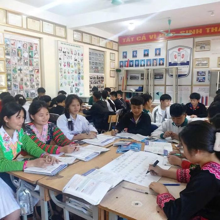 Một buổi thảo luận nhóm do cô Tươi phân công học sinh thực hiện nội dung yêu cầu của bài học.