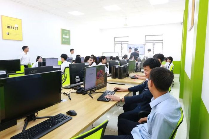 Phòng máy và không gian phục vụ học tập.