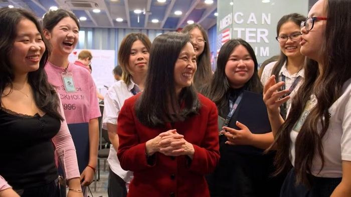 Bà Jennifer Wicks, Đại sứ Hoa Kỳ tại Việt Nam, trò chuyện với sinh viên.