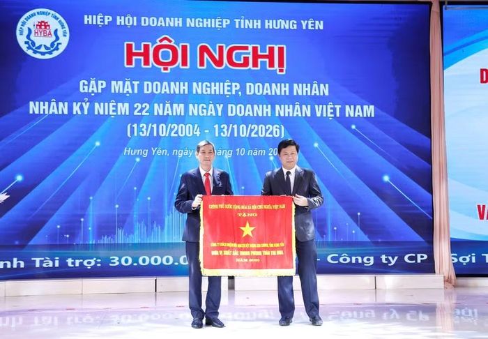 Thừa uỷ quyền của Thủ tướng, ông Trần Quốc Toản, Chủ tịch Uỷ ban MTTQ Việt Nam tỉnh Hưng Yên trao Cờ thi đua của Chính phủ cho Công Ty TNHH Sợi Dệt Hương Sen Comfor.