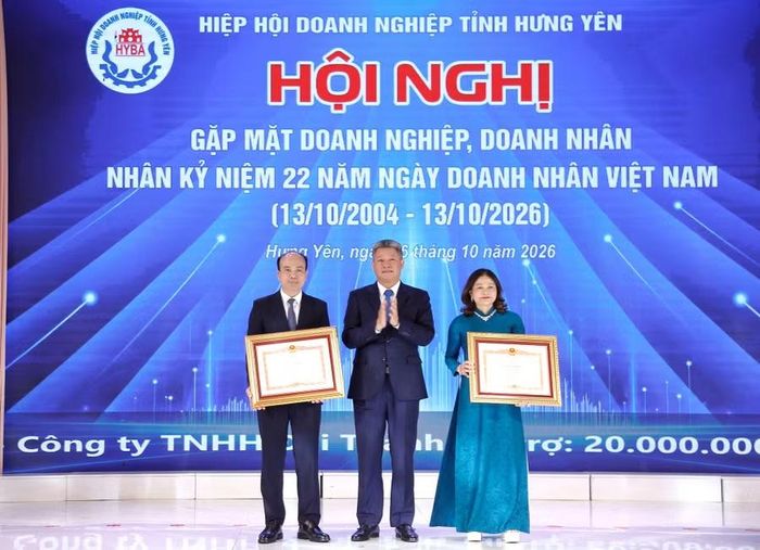 Thừa uỷ quyền của Thủ tướng, ông Nguyễn Mạnh Quyền, Chủ tịch UBND tỉnh Hưng Yên trao Bằng khen của Thủ tướng cho các tập thể, cá nhân có thành tích tiêu biểu xuất sắc.