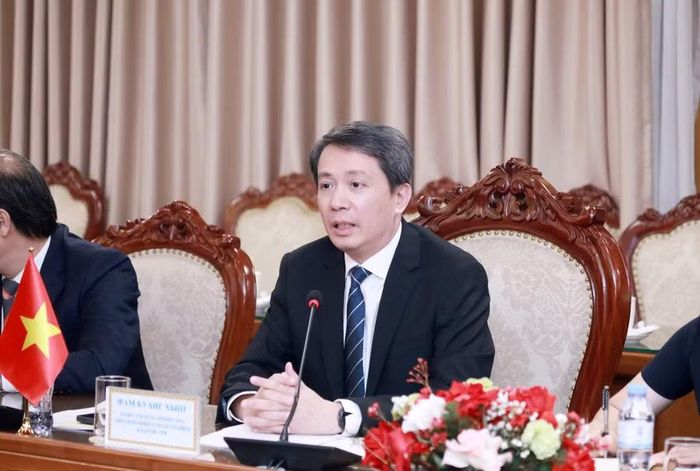Thứ trưởng Phạm Quang Hưng trao đổi tại buổi làm việc.