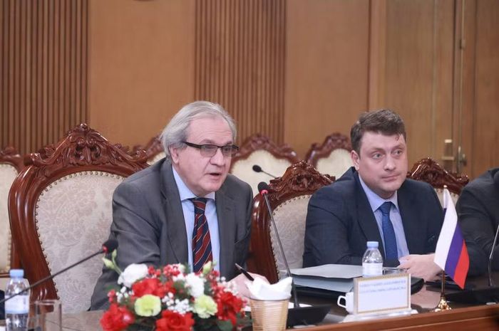 Ngài Valery Alexandrovich Fadeev chia sẻ tại buổi làm việc.