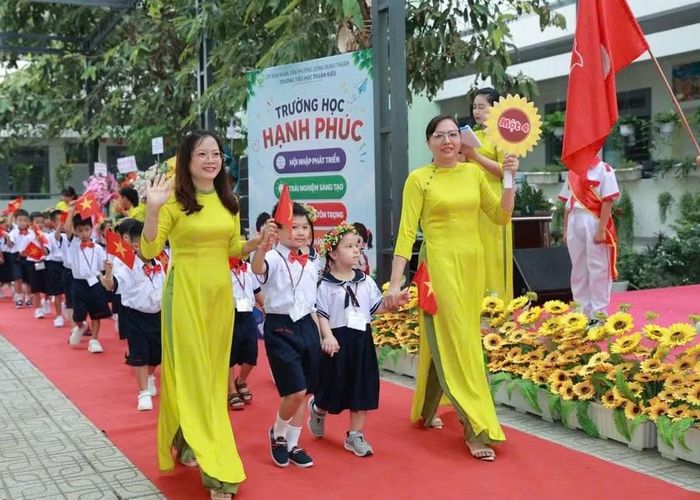 Trường Tiểu học Thuận Kiều (phường Đông Hưng Thuận) trong ngày khai giảng năm học mới.