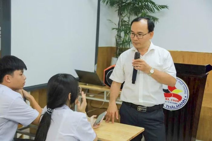 Ông Nguyễn Hùng Khương tại hoạt động đối thoại với học sinh.