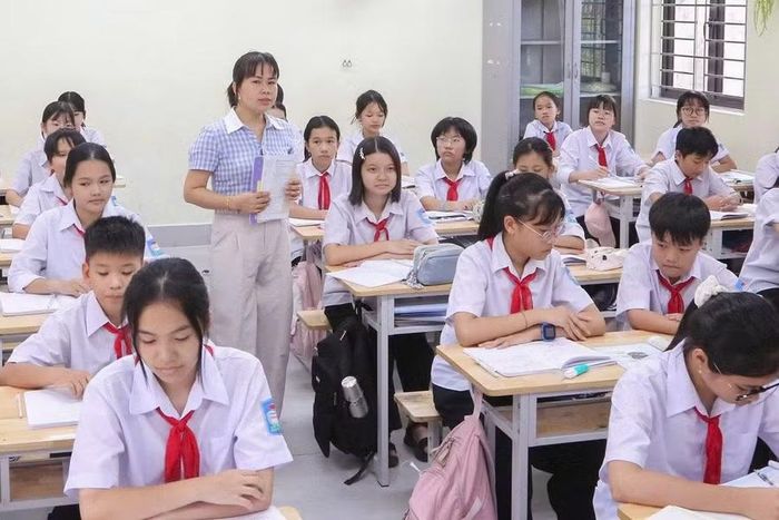 Cô Vũ Thị Thu Phương và học trò lớp 7A1.
