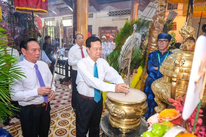 Nguyên Thủ tướng Nguyễn Tấn Dũng và Đại tướng Lê Hồng Anh dâng hương Anh hùng dân tộc Nguyễn Trung Trực.