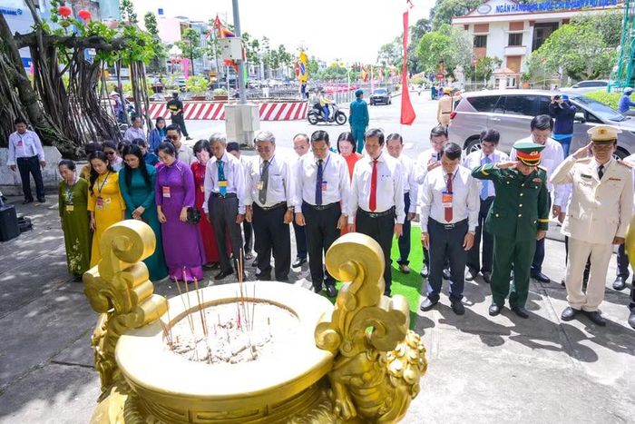 Các đại biểu dâng hương tại Bia ghi dấu địa điểm Anh hùng dân tộc Nguyễn Trung Trực bị thực dân Pháp hành hình năm 1868.