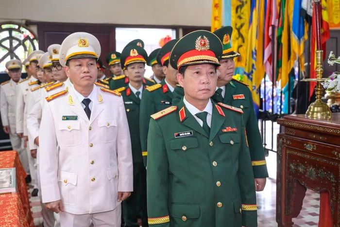 Thiếu tướng Nguyễn Văn Hùng, Chỉ huy trưởng Bộ CHQS tỉnh An Giang, dẫn đầu đoàn cán bộ, chiến sĩ các LLVT tỉnh dâng hương Anh hùng dân tộc Nguyễn Trung Trực.