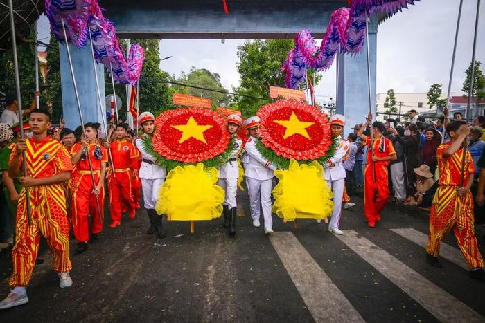 Đoàn đại biểu tiến vào dâng hương Anh hùng dân tộc Nguyễn Trung Trực.