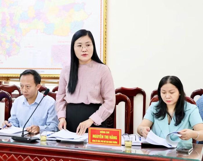 Đại diện phường Hạp Lĩnh thông tin về cơ sở giáo dục sau sắp xếp với đoàn công tác.