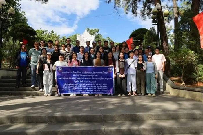 Đoàn cán bộ, giáo viên và học sinh tiêu biểu của tỉnh Khammouane (Lào) tham quan, giao lưu văn hóa, trao đổi chuyên môn, kinh nghiệm trong công tác quản lý, giảng dạy, học tập tại tỉnh Quảng Trị. (Nguồn: Tổng Lãnh sự quán Việt Nam tại Savannakhet)