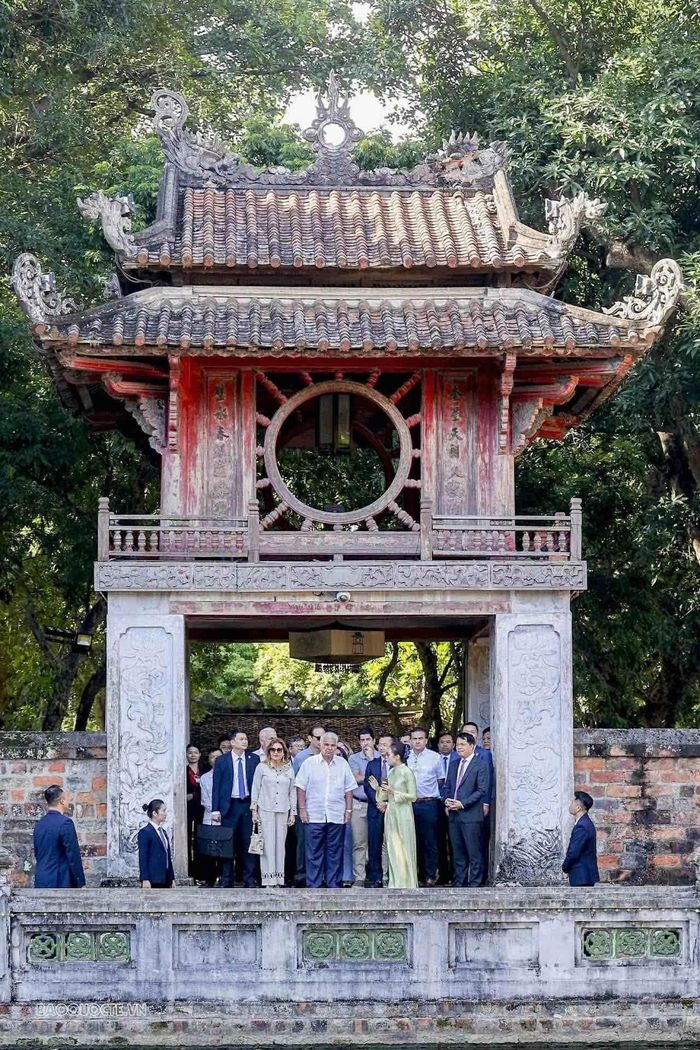 Đoàn chiêm ngưỡng các công trình kiến trúc cổ, dừng chân tại Khuê Văn Các, vườn bia tiến sĩ, Điện Đại Thành… (Ảnh: Nguyễn Hồng)