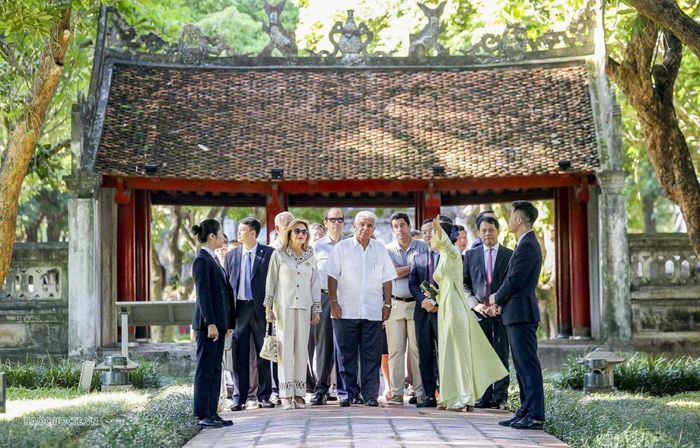 Tại ngôi trường đại học đầu tiên của Việt Nam, trong tiết trời mùa Thu của Hà Nội, Tổng thống José Raúl Mulino Quintero và Phu nhân đã nghe giới thiệu về lịch sử, kiến trúc của Văn Miếu - Quốc Tử Giám. (Ảnh: Nguyễn Hồng)