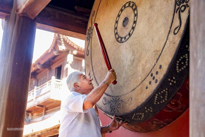 Tổng thống và phu nhân đã đánh một hồi trống Sấm trong quần thể Văn Miếu. (Ảnh: Nguyễn Hồng)