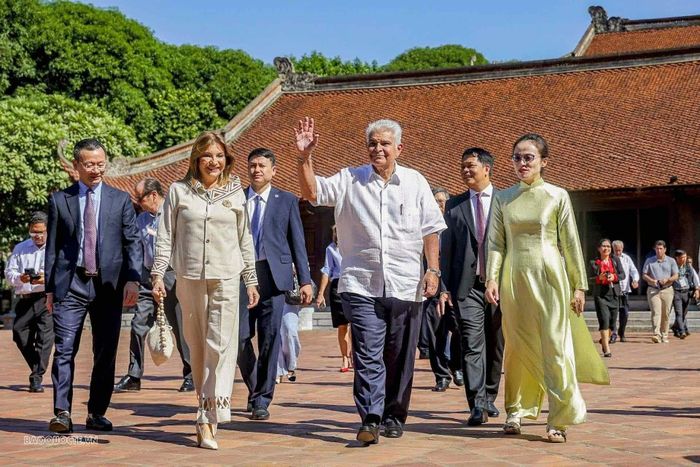 Hiện nay, khu di tích này trở thành điểm đến du lịch hấp dẫn, thu hút du khách trong và ngoài nước đến tham quan. Đây còn là nơi tổ chức các hoạt động tôn vinh truyền thống tôn sư trọng đạo, thể hiện tinh thần hiếu học của học sinh, sinh viên khắp mọi miền đất nước… Nhiều chính khách, lãnh đạo nước ngoài đã chọn đây là một trong những địa điểm tham quan khi đến Hà Nội. (Ảnh: Nguyễn Hồng)