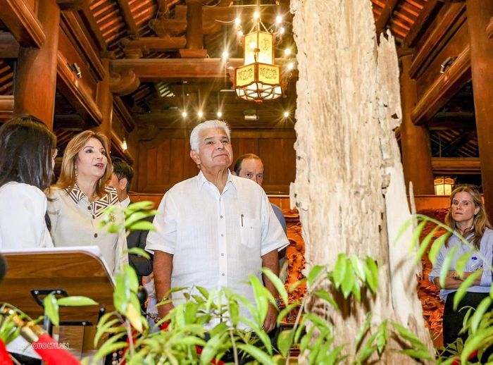 Triển lãm “Sắc tâm” đang diễn ra ở Văn Miếu - Quốc Tử Giám hiện đang giới thiệu đa dạng các tác phẩm và sản phẩm độc đáo từ trầm hương, Tổng thống và phu nhân tìm hiểu về trầm tốc bông nặng 80kg. Trầm tốc bông là cây rất quý hiếm, tỏa hương thơm, có giá trị về tâm linh và phong thủy. (Ảnh: Nguyễn Hồng)