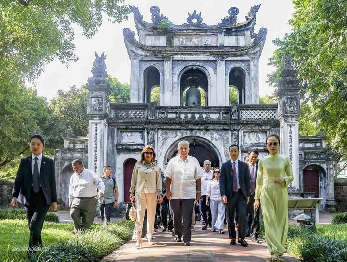Văn Miếu – Quốc Tử Giám là nơi lưu giữ những dấu ấn về văn hóa, lịch sử của Thủ đô Hà Nội nghìn năm văn hiến. Nơi đây là điểm đến du lịch hấp dẫn, thu hút du khách trong và ngoài nước. (Ảnh: Nguyễn Hồng)