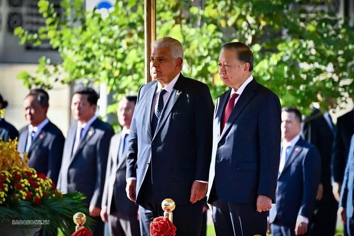 Tổng Bí thư, Chủ tịch nước Tô Lâm và Tổng thống José Raúl Mulino Quintero trên bục danh dự. (Ảnh: Nguyễn Hồng)