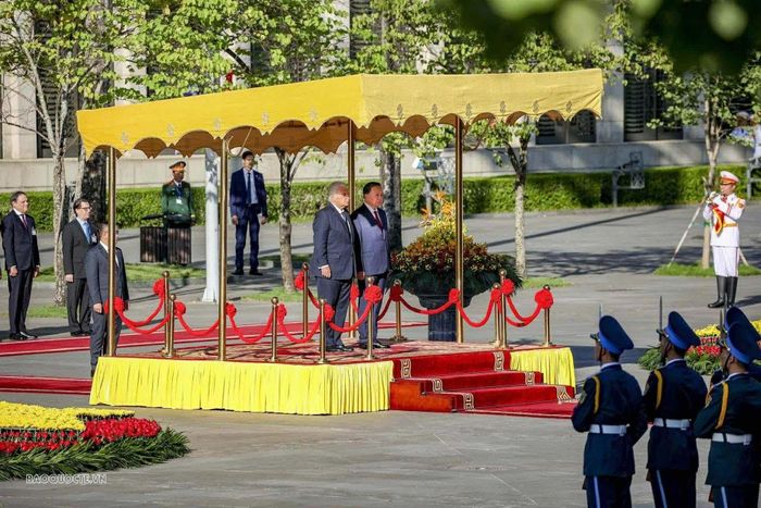 Trong tiếng nhạc chào mừng, hai lãnh đạo đi dọc thảm đỏ, bước lên bục danh dự. Quân nhạc cử Quốc thiều hai nước. (Ảnh: Nguyễn Hồng)